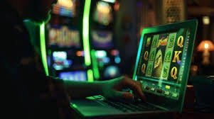 Pengguna justogel bermain sportsbook di ponsel dengan latar kota Indonesia